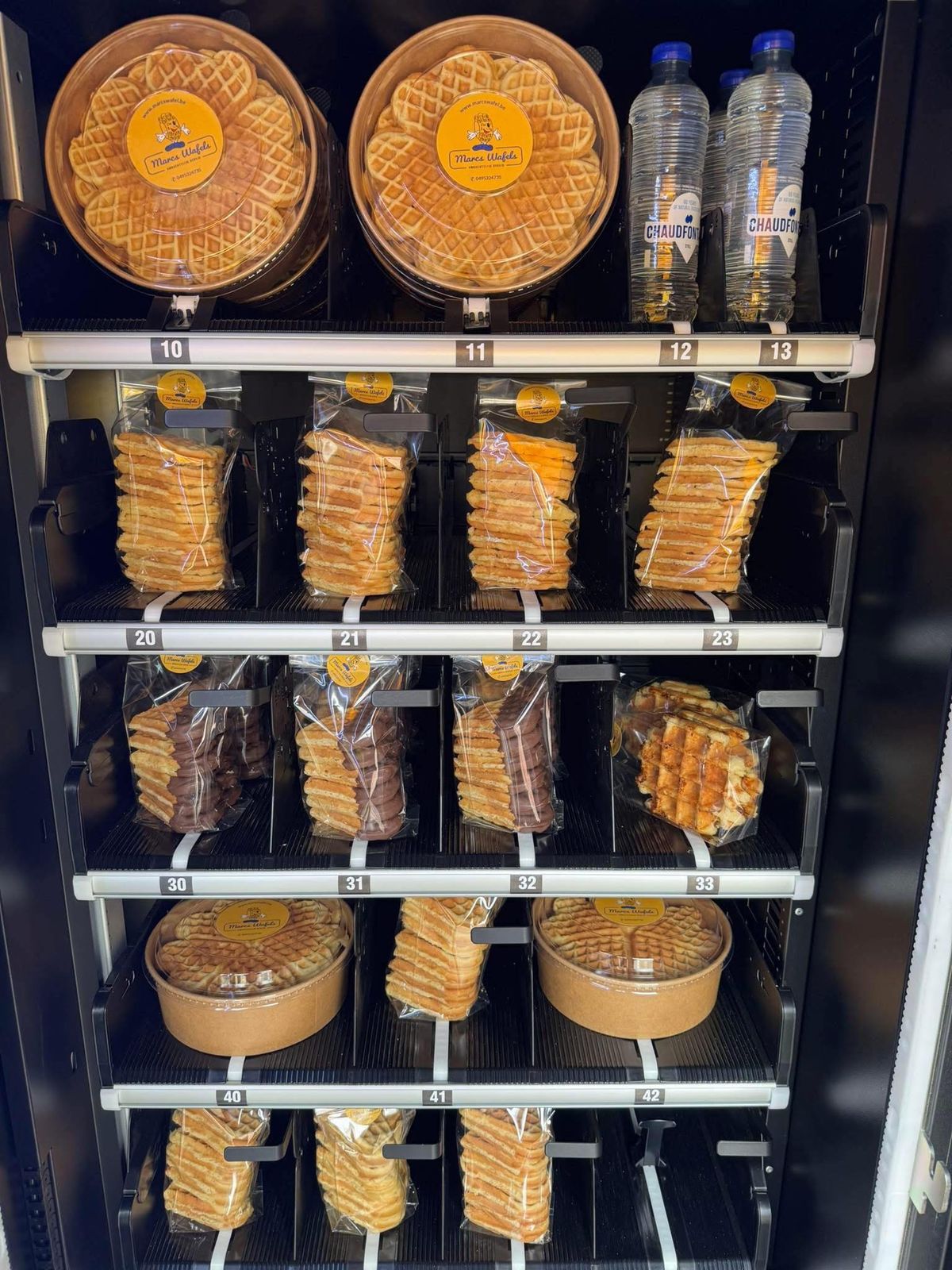 Automaat dat 24/7 bereikbaar is met vers gebakken vanille wafels in hartvorm, suikerwafels en nog andere lekkernijen van Marcs Wafels te Steenhuffel (Londerzeel), dicht bij Brussel