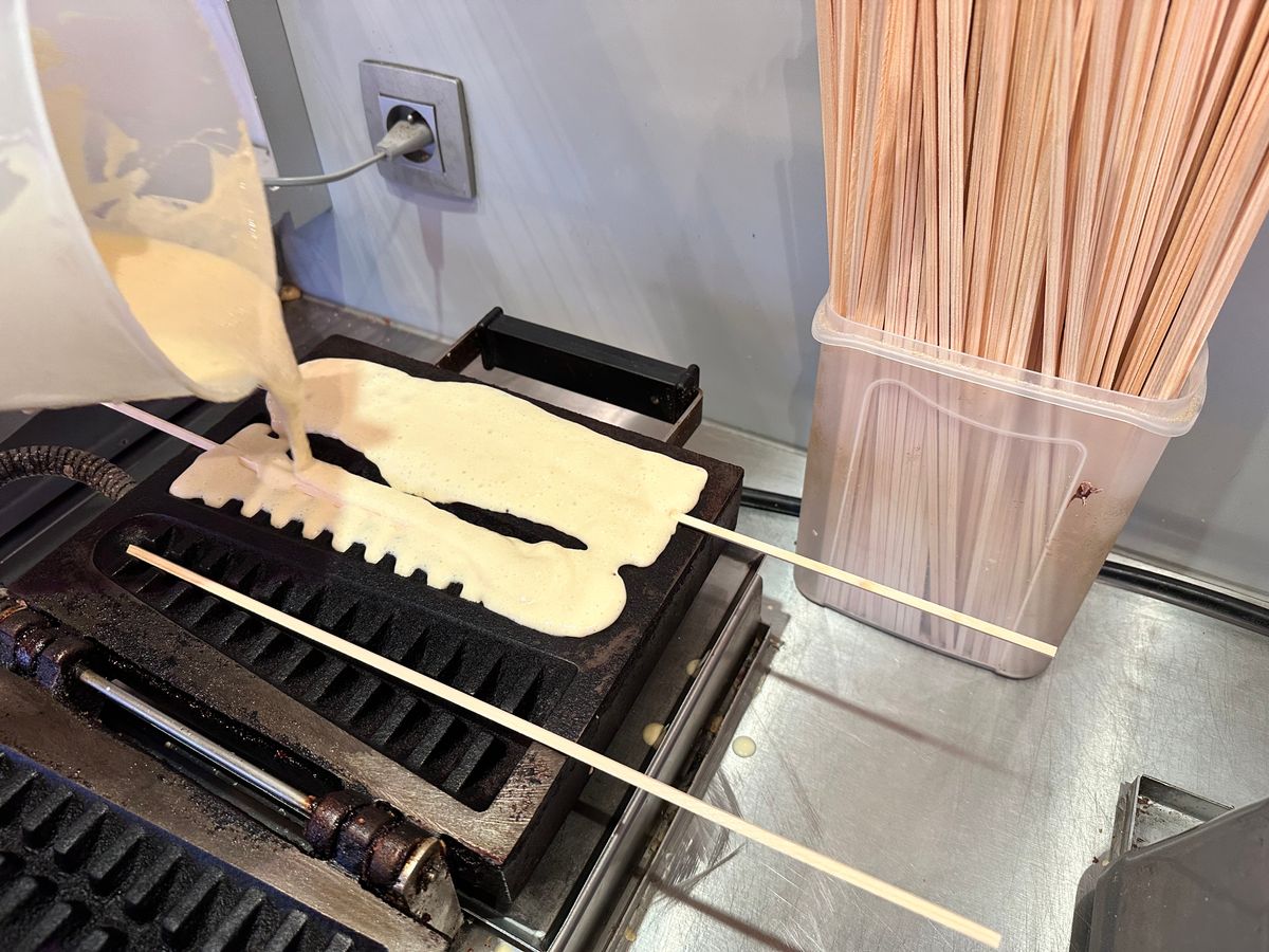 Onze heerlijke wafel-lolly's van Marcs Wafels, gemaakt van ons traditioneel brusselse wafel-deeg en gebakken in een speciale vorm. Een unieke en smakelijke traktatie voor jong en oud.
