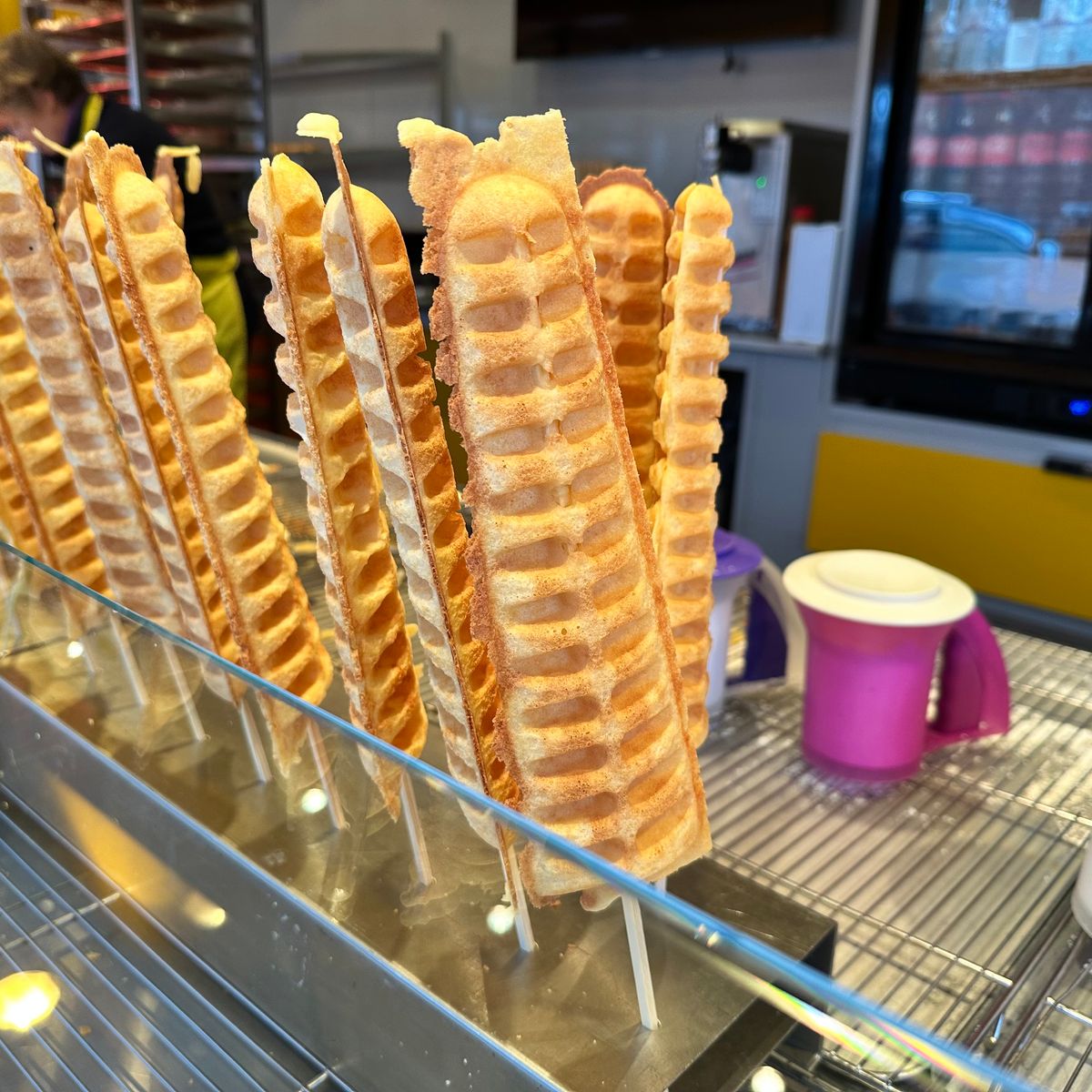 Onze unieke wafel-lolly's van Marcs Wafels, gemaakt van ons traditioneel brusselse wafel-deeg en gebakken in een speciale vorm. Een heerlijke en speelse traktatie voor jong en oud.