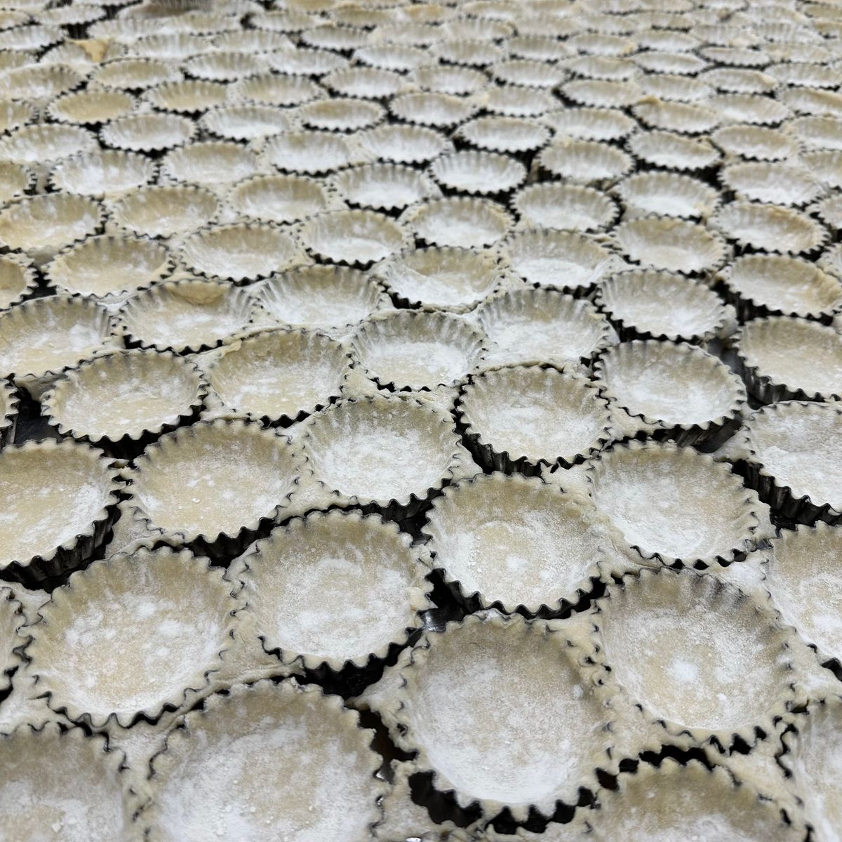 Onze heerlijke verse rijstaartjes van Marcs Wafels, gemaakt van ons eigen recept met verse melk en rijst, klaar om van te genieten als dessert of tussendoortje. Zelfs de bodems van de rijstaartjes zijn met de hand gemaakt volgens ons eigen recept.