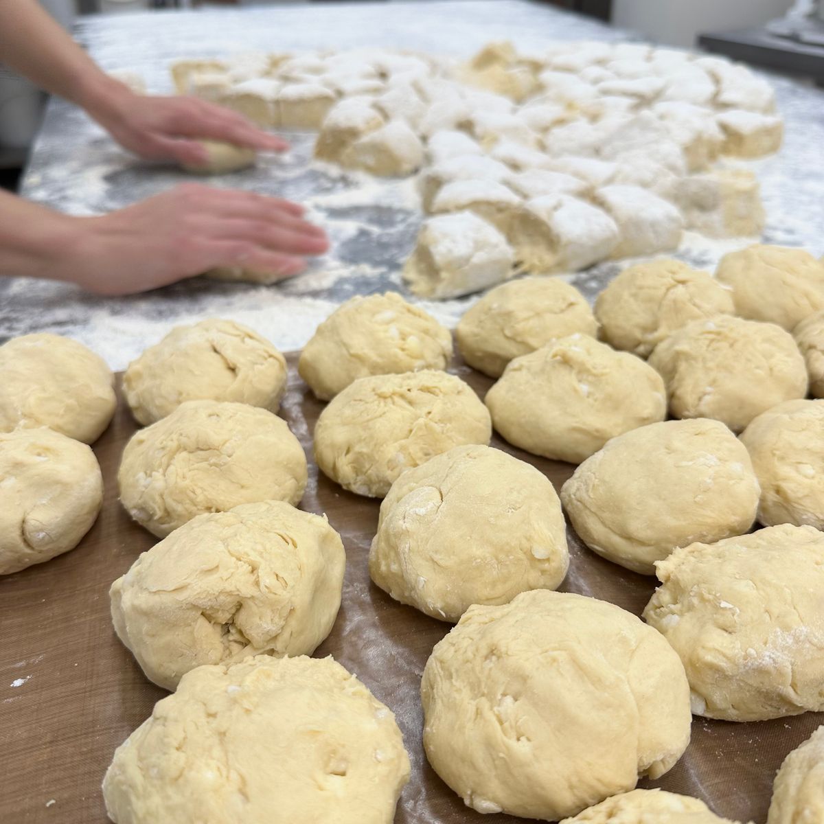 De met de hand gemaakte bollen, volgens ons geheime recept van ons Luikse suikerwafel deeg van Marcs Wafels, klaar om gebakken te worden tot heerlijke Luikse suikerwafels
