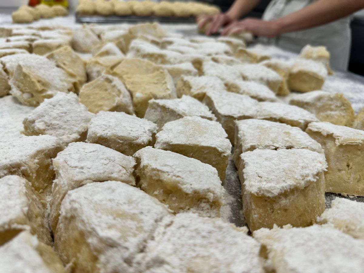 De vers gemaakte en met de hand gebolde suikerwafel bollen van Marcs Wafels, volgens ons eigen traditioneel recept. Klaar om gebakken te worden tot heerlijke suikerwafels