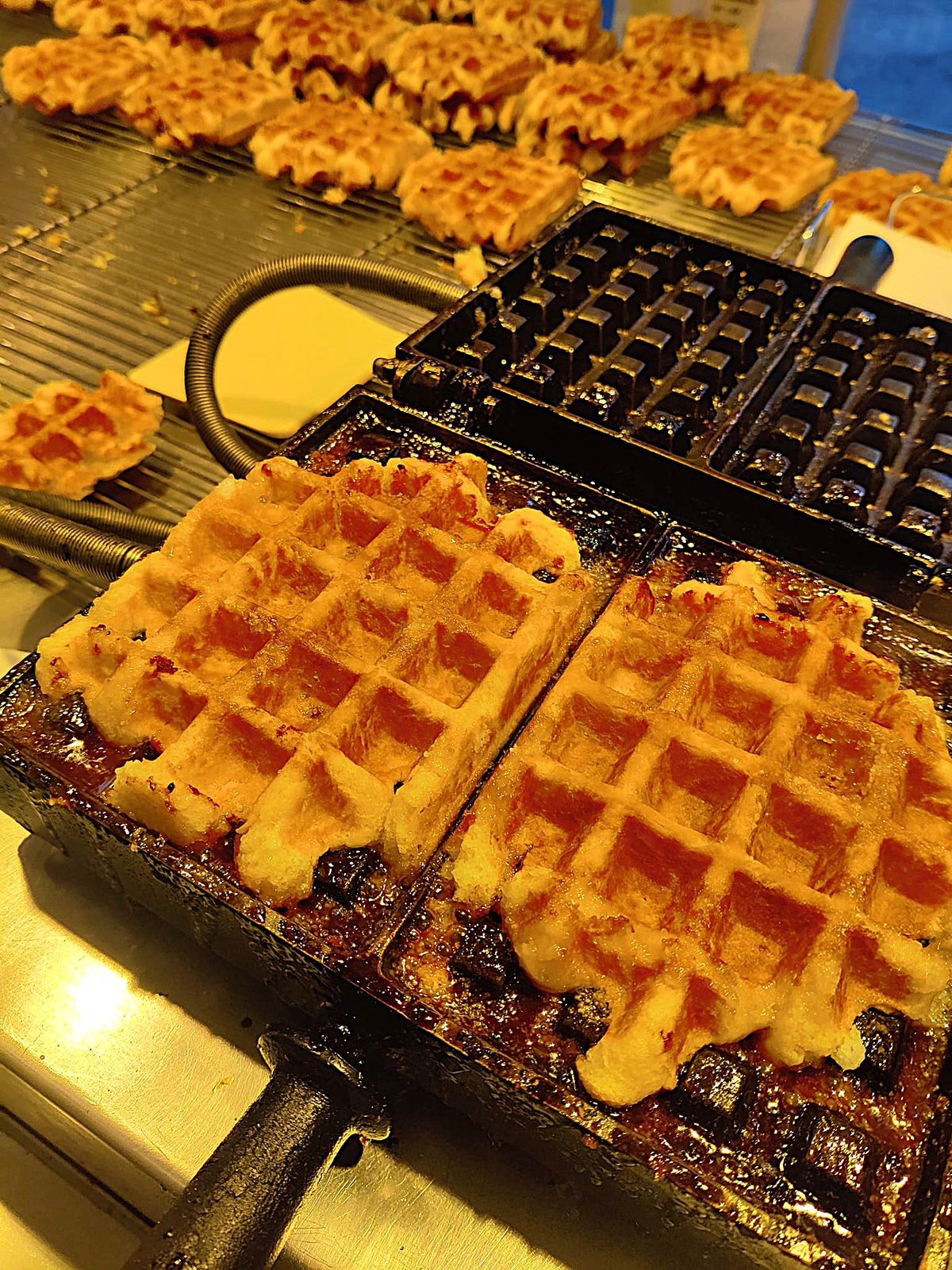 De heerlijk verse luikse wafels (suikerwafels) van Marcs Wafels, vers uit het wafelijzer, klaar om van te genieten